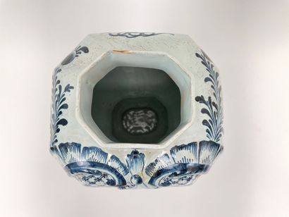 DELFT
Rocaille trim with sides and decoration...