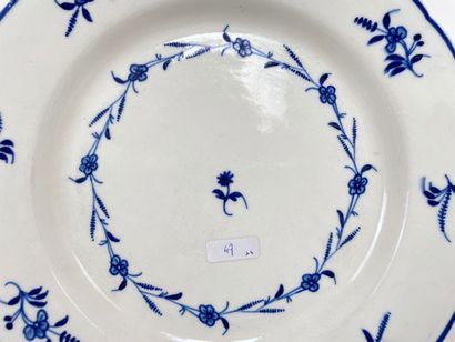Lot de quatre assiettes :

- TOURNAI, assiette...