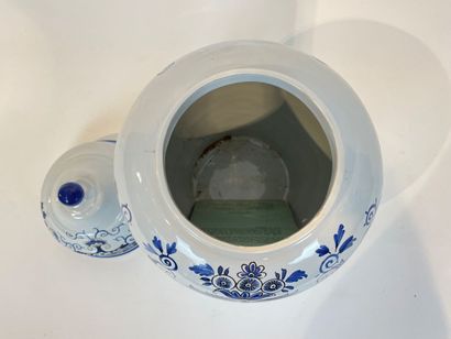 DELFT
Large apothecary pot with blue camaïeu...