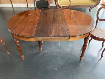 Louis-Philippe round table with ribbed baluster...