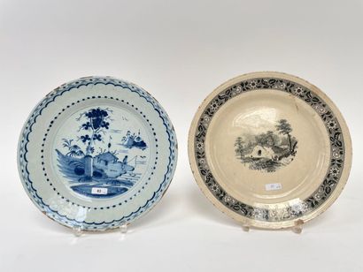 DELFT
Soup plate decorated with an animated...