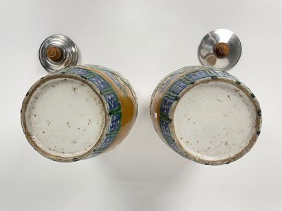 CHINE
Paire de jarres à décor d'émaux polychromes...