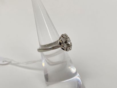 Ring-marguerite in white gold (750 thousandths)...