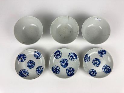 CHINE
Suite of three bowls with saucers decorated...