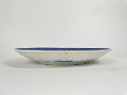 JAPON - ARITA
Grand plat creux à décor polychrome...