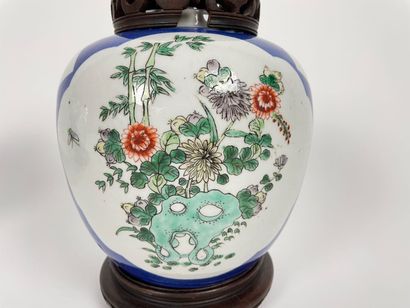 CHINE
A pair of ginger pots with floral decoration...