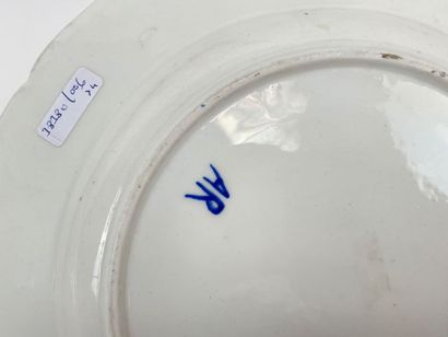 Lot de quatre assiettes :

- TOURNAI, assiette...