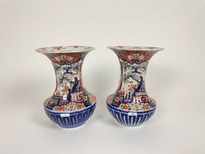 JAPON
A pair of flared-necked vases with...