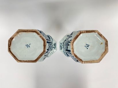 DELFT
Rocaille trim with sides and decoration...