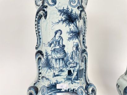 DELFT
Rocaille trim with sides and decoration...