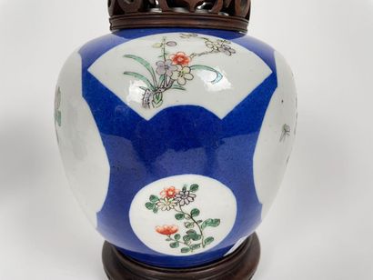 CHINE
A pair of ginger pots with floral decoration...