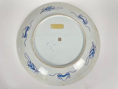 JAPON - ARITA
Grand plat creux à décor polychrome...