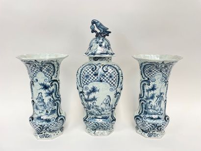DELFT
Rocaille trim with sides and decoration...