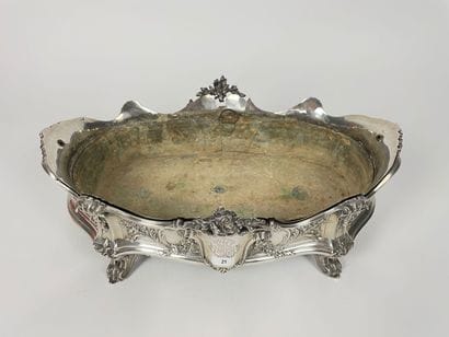 France
Importante jardinière ovale chantournée...
