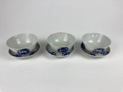 CHINE
Suite of three bowls with saucers decorated...
