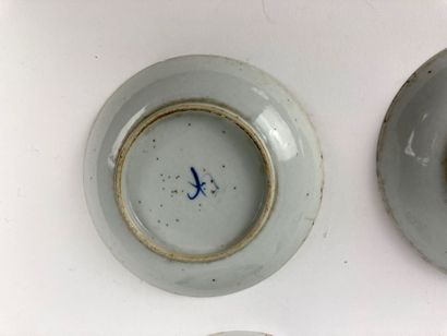 CHINE
Suite of three bowls with saucers decorated...