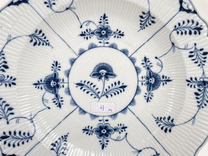 Lot de quatre assiettes :

- TOURNAI, assiette...