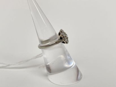 Ring-marguerite in white gold (750 thousandths)...