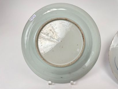 CHINE
Suite de trois assiettes à décor bleu...