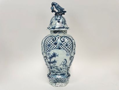 DELFT
Rocaille trim with sides and decoration...