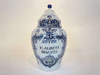 DELFT
Large apothecary pot with blue camaïeu...