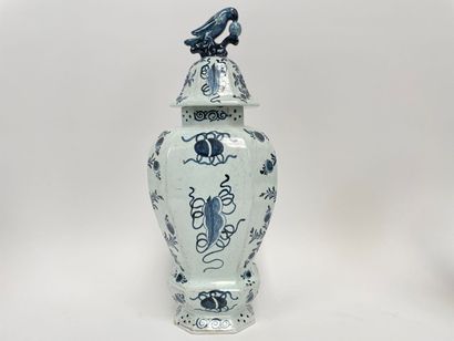 DELFT
Rocaille trim with sides and decoration...