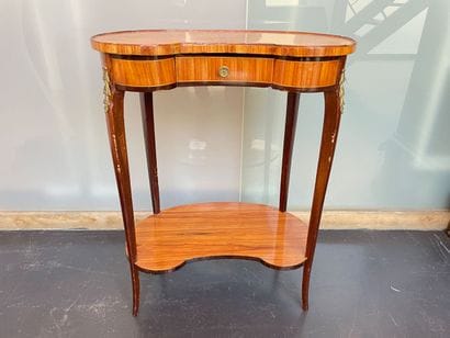 Transitional style kidney-shaped coffee table...
