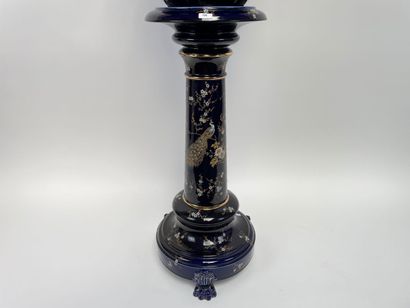 Cover-pot and its tripod saddle with polychrome...