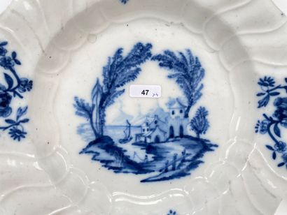 Lot de quatre assiettes :

- TOURNAI, assiette...