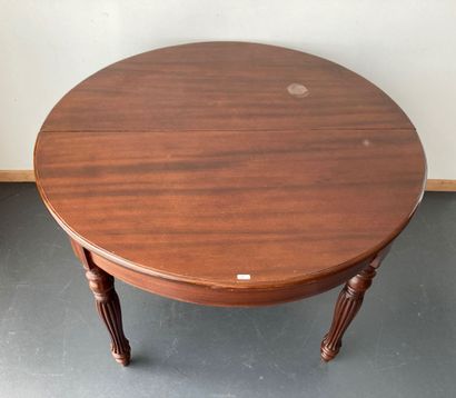 Louis-Philippe round table with ribbed baluster...