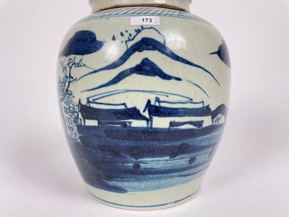 CHINE
Ginger pot with blue and white Swatow-type...