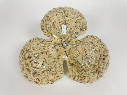 APT
Beggar's dish with triple conch, 19th-20th...