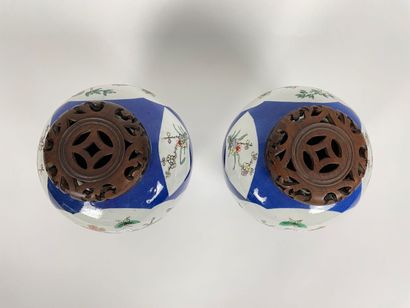 CHINE
A pair of ginger pots with floral decoration...