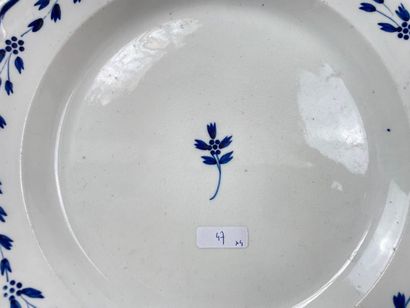 Lot de quatre assiettes :

- TOURNAI, assiette...