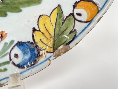 DELFT
Hollow dish with polychrome floral...