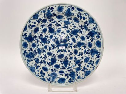 DELFT
Plat à ombilic et décor floral en camaïeu...