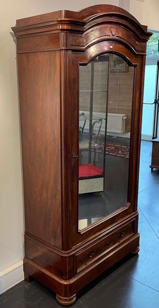Louis-Philippe period mirror cabinet opening...