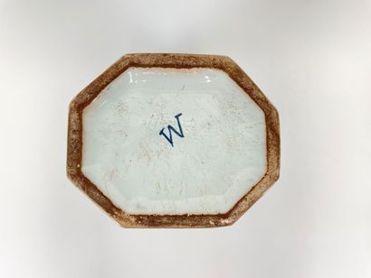 DELFT
Rocaille trim with sides and decoration...