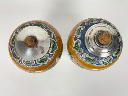 CHINE
Paire de jarres à décor d'émaux polychromes...