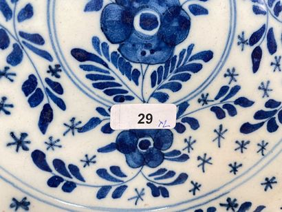 CHINE
Suite de trois assiettes à décor bleu...