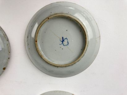 CHINE
Suite of three bowls with saucers decorated...