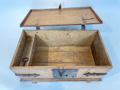 Petit coffre ancien en chêne à moraillon...