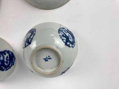 CHINE
Suite of three bowls with saucers decorated...