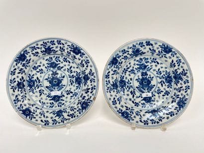 DELFT
Paire d'assiettes à décor floral en...