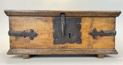 Petit coffre ancien en chêne à moraillon...