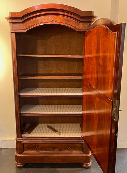 Louis-Philippe period mirror cabinet opening...