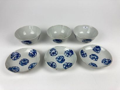 CHINE
Suite of three bowls with saucers decorated...
