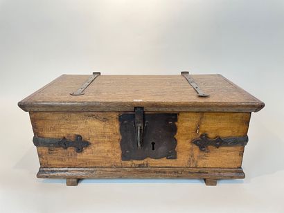 Petit coffre ancien en chêne à moraillon...