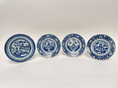 CHINE
Suite de trois assiettes à décor bleu...