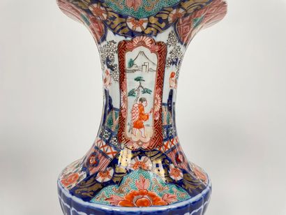 JAPON
A pair of flared-necked vases with...